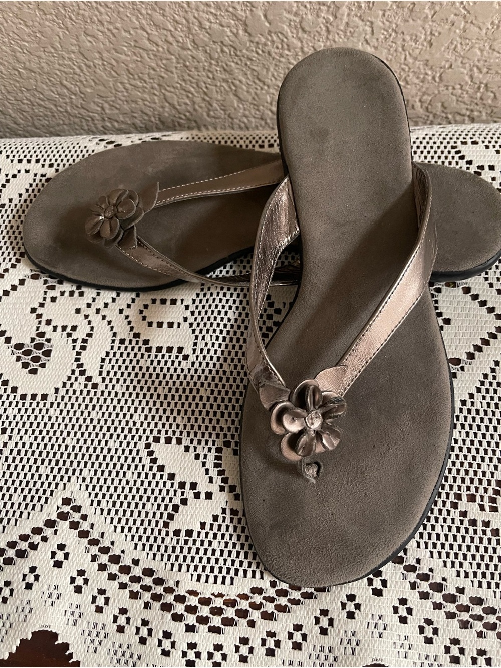A-2 Aerosoles Ladies Pewter Metallic Thongs Flower Detail Sz 9